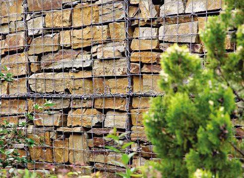 Подпорная стенка, габион из металлической сетки, заполненный природным камнем