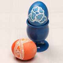 Как красить яйца кружевом