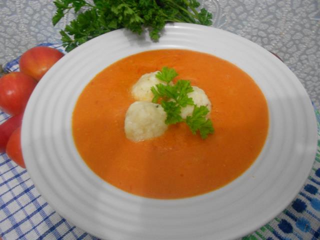 Томатный суп-пюре с клецками 