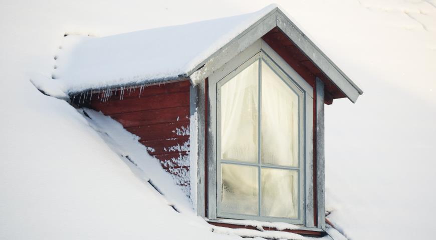 Мансардное окно в снегу